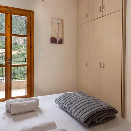 Paradeisos Apartman *